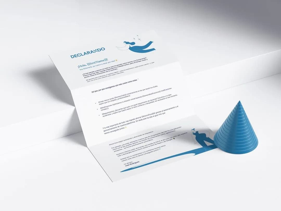 A realistic mockup of a folded white paper letter with blue typography and minimalist illustrations, featuring the header 'DECLARANDO' and personalized placeholder text like '¡Hola, [[firstName]]!' alongside bullet points and a signature from 'Juan Rodriguez'; positioned next to a textured blue cone-shaped object on a clean white surface with soft shadows, suggesting a professional, automated direct mail campaign example for Posthero's physical mailing service.